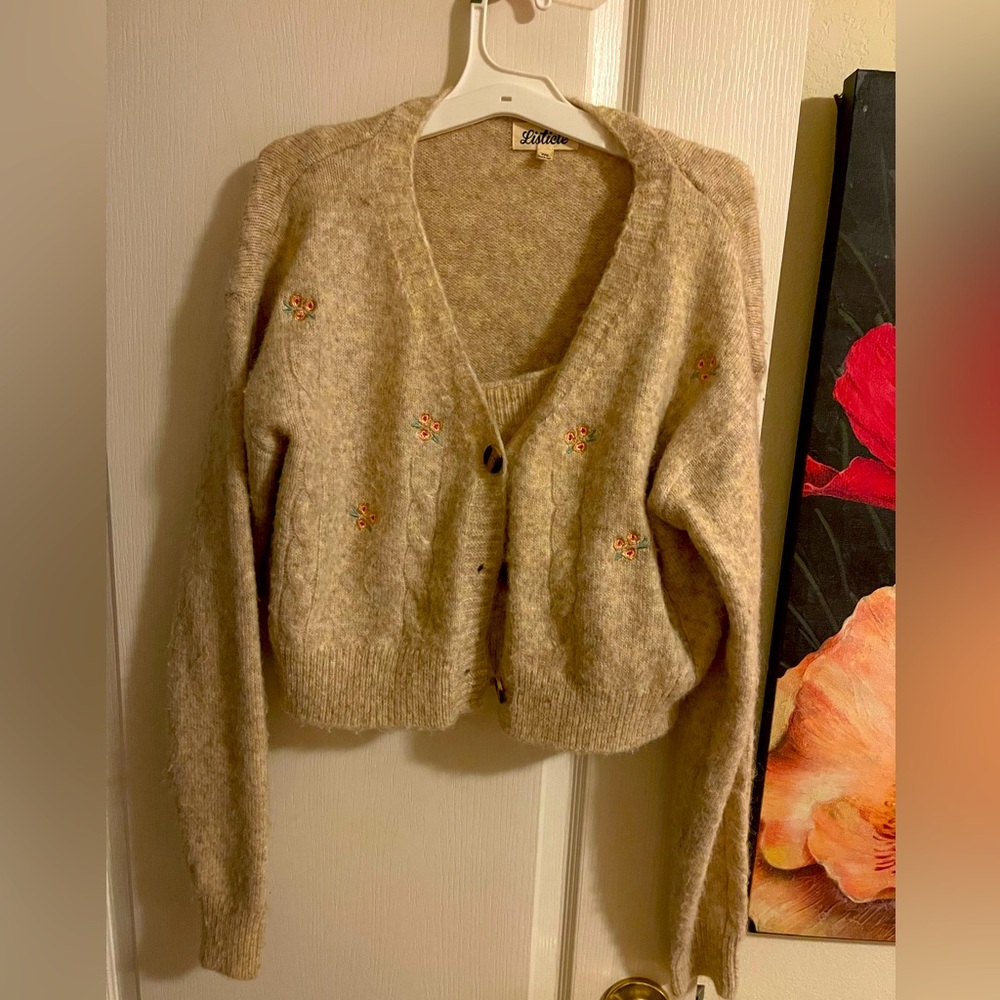 Darling crop top with matching sweater. Light beige color with pink flowers.